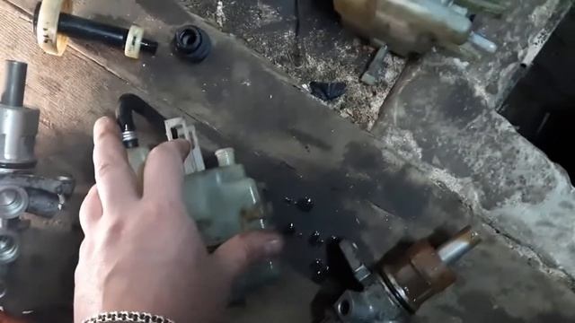 Замена главного тормозного цилиндра БМВ Е39 535 смотреть онлайн