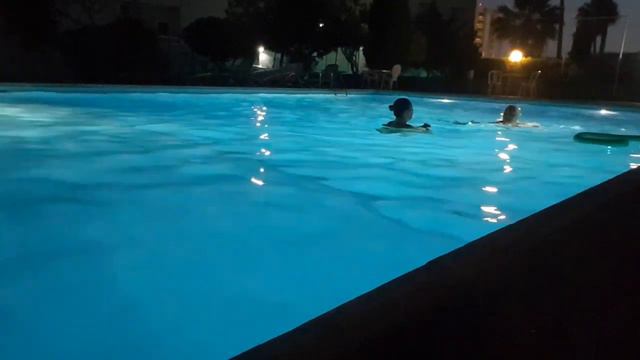 КИПР. КАЙФ В БАССЕЙНЕ ПОЗДНИМ ВЕЧЕРОМ🤗🤗🤗🤗😍😍😍😍😍 смотреть онлайн