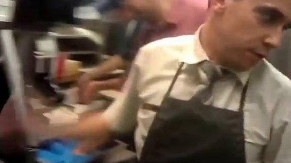 Инструктаж на рабочем месте нового работника McDonalds.  Готовим в McDonalds / Макдоналдс