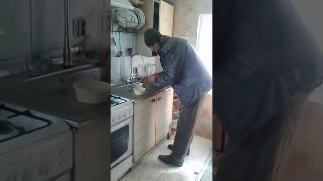 Косьян с мышиным клеем спит пьяным на диване смотреть онлайн