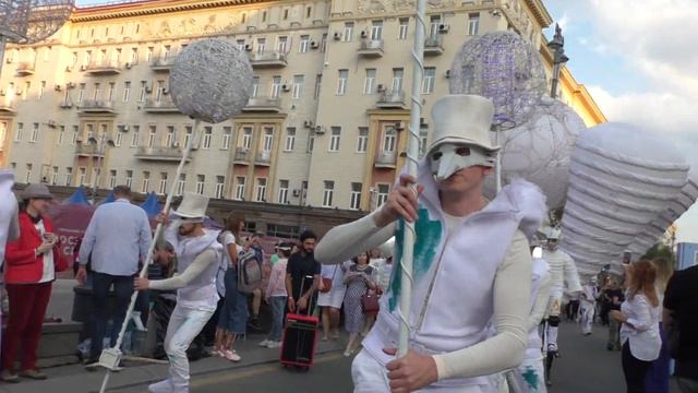 Уличный театр Remue Menage (Франция) на Тверской ул. 08.09.2019 (#1) смотреть онлайн