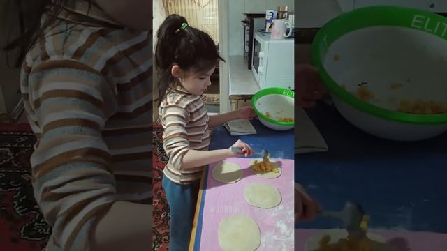 Доча готовит самсу из тыквы. смотреть онлайн