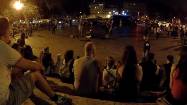 Рок-банда на Piazza Trilussa играет ...Арию? Или все-таки Iron Maiden? смотреть онлайн