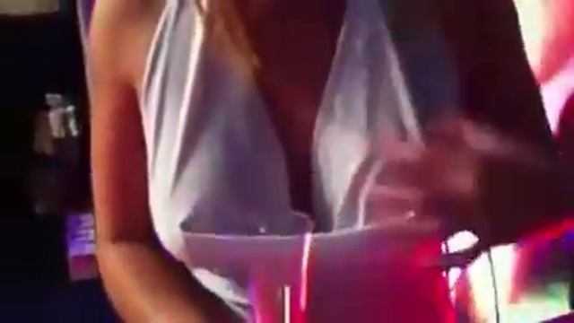 Отличный способ получить бесплатные напитки в ночном клубе смотреть онлайн