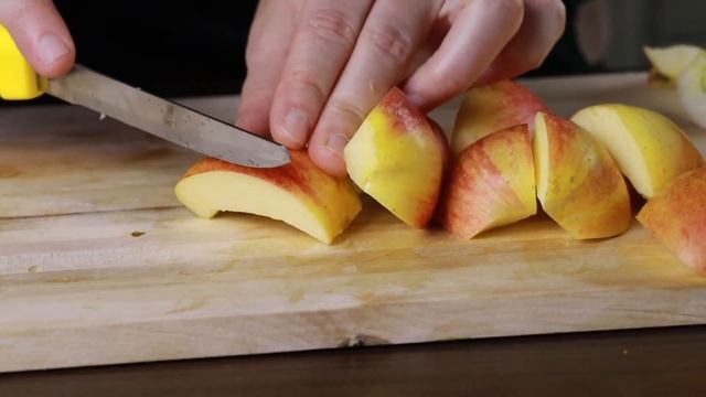 Шарлотка с яблоками рецепт простой на молоке смотреть онлайн