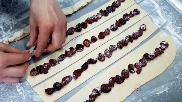 Торт МОНАСТЫРСКАЯ ИЗБА /слоённое тесто/вишня/сметанный крем со сгущёнкой/ смотреть онлайн