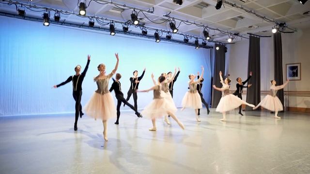 Royal Ballet School students dancing the pas de douze from Swan Lake смотреть онлайн