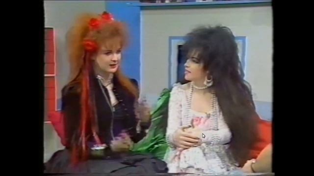 Strawberry Switchblade interview for who knows what love is смотреть онлайн