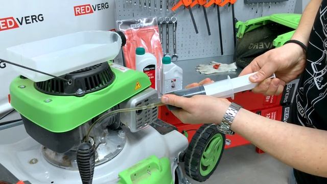 Замена масла на бензиновой газонокосилке RedVerg смотреть онлайн
