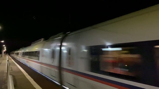 Поезд «Сапсан» Санкт-Петербург — Москва. Проезд через станцию вечером. 4K. смотреть онлайн