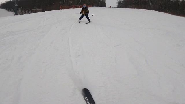 Обучаю младшего сына Лешу горным лыжам #горныелыжи #покатушки #горы смотреть онлайн