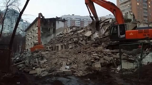 Разрушение дома 15 по улице генерала Глаголева, Москва, 18.12.2014 смотреть онлайн