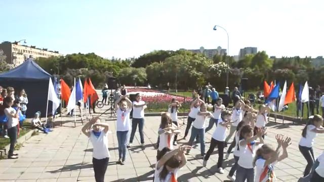 Танцевальный флешмоб 16 мая 2014. Младшая группа смотреть онлайн