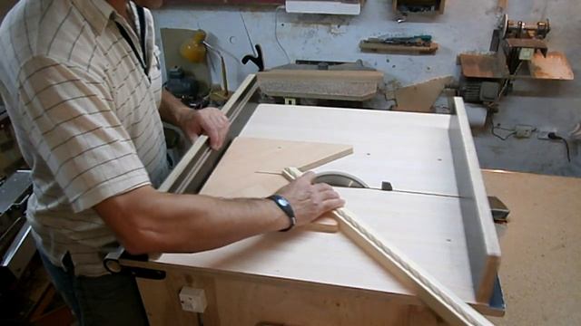 Приспособление для зарезки под ус. Table saw Miter Sled. смотреть онлайн