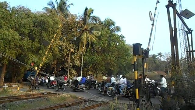 Индия, ж/д переезд. смотреть онлайн