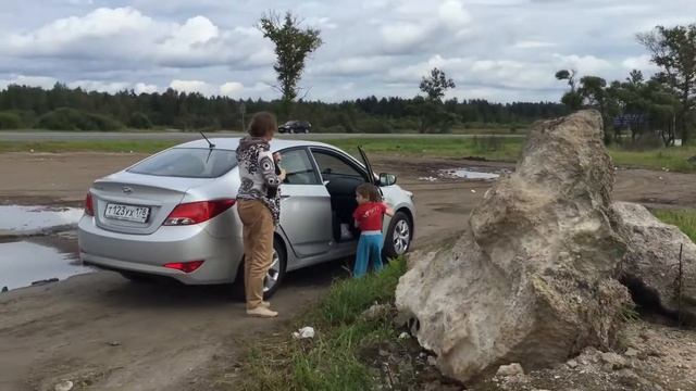 Остановились у живописного камня и у дурацкой дорожки. М10, между Тосно и Любанью. 25.08.2016, 15:1 смотреть онлайн