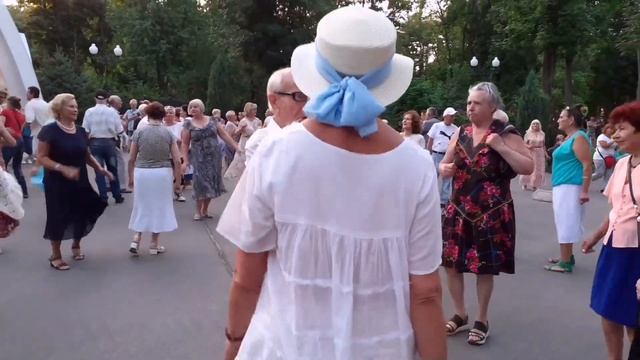ДЕВОЧКА В ПЛАТЬЕ ИЗ СИТЦА! ТАНЦЫ ХАРЬКОВ СЧАСТЛИВЫЕ ДНИ смотреть онлайн