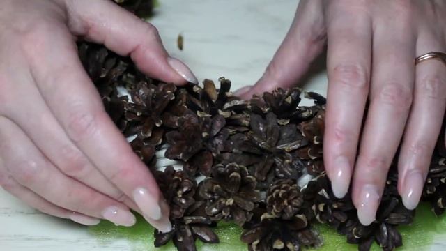 НОВОГОДНИЙ венок из шишек своими руками / Украшаем дом к НОВОМУ ГОДУ смотреть онлайн