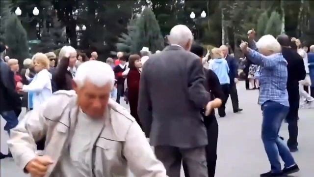 ЖАРКИЙ ПОЦЕЛУЙ СВЕЛ МЕНЯ С УМА... смотреть онлайн
