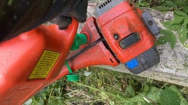 Кошу сильно заросший участок. Пробую прозрачную маску из плексигласа Husqvarna смотреть онлайн