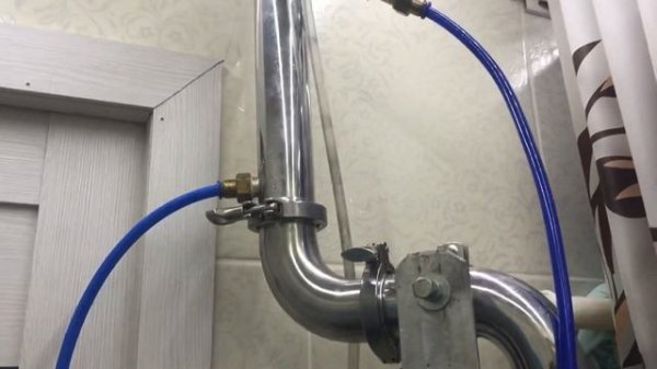 Перегонка ароматных дистиллятов на ректификационной колонне.