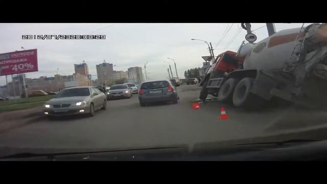 23 07 2013 в Омске бетономешалка ушла под землю http://avtoregger.ru/ смотреть онлайн