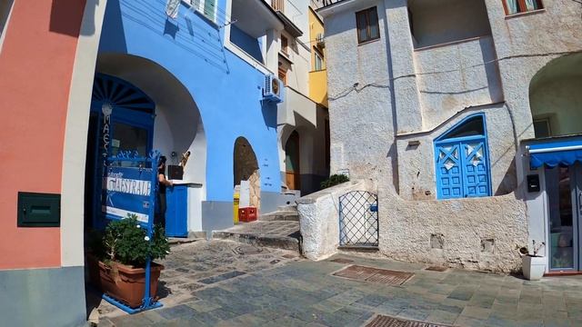 PROCIDA Walking Tour - Procida Island - Italy (4K) смотреть онлайн