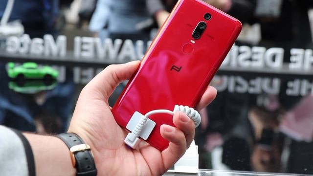 استعراض الهاتف الفخم والمميز Huawei Mate RS Porsche Design смотреть онлайн