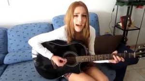 Девушка круто поет под гитару! очень красивая песня ))