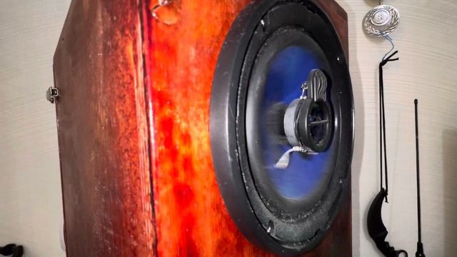 Обзор самодельной портативной колонки на динамиках SoundMax SM-CSE503(13см) смотреть онлайн