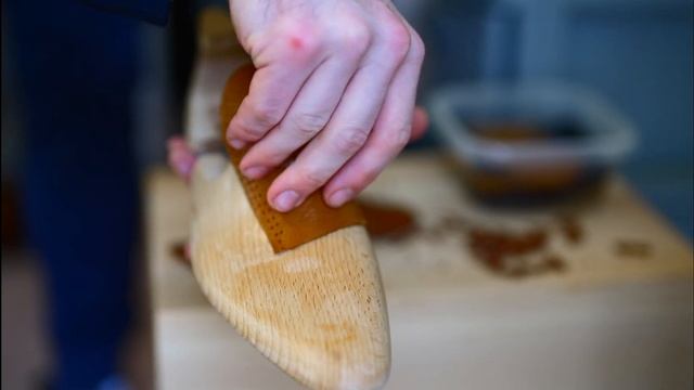 How to stretch shoes that are too tight. Shoe stretching Guide смотреть онлайн