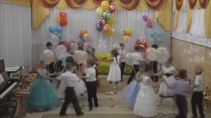 Танец с шарами под песню "На большом воздушном шаре"