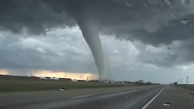 Торнадо! Выживешь ли внутри ......Торнадо опасное явление! смотреть онлайн