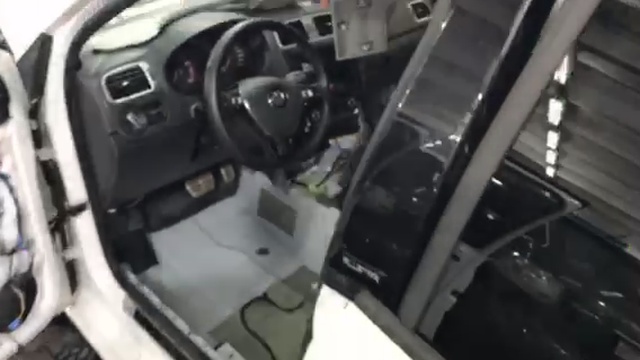 Заводская шумка Поло - маленькие кусочки штатной виброизоляции, хаотично раскиданные по салону смотреть онлайн