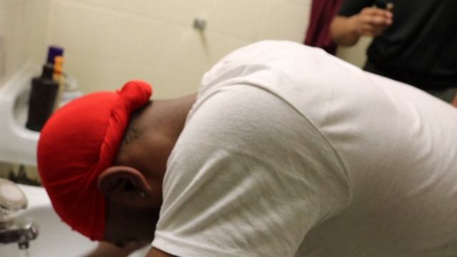 PRANKING ROOMMATE- PEPPERMINT IN NOSE (GONE BAD) смотреть онлайн