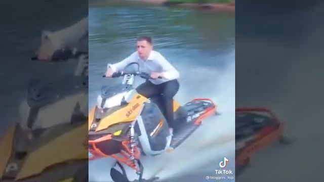 Литвин проехал на снегоходе по воде! Топ! смотреть онлайн