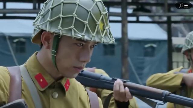 學生兵藏在桌子下，日軍本以為沒人，不料學生兵的電報機響了 смотреть онлайн