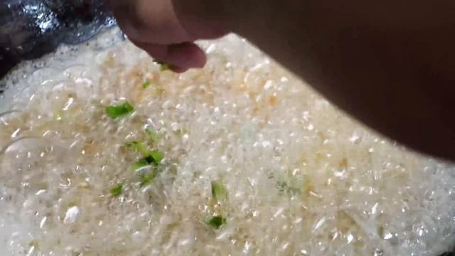 Honeycomb shaped egg shrimp, egg fried rice / 酥炸蜂巢蝦, 鬼頭刀OX醬蛋炒飯 - Taiwan street food смотреть онлайн
