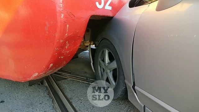 На улице Пролетарской в Туле Honda Civic врезалась в трамвай смотреть онлайн