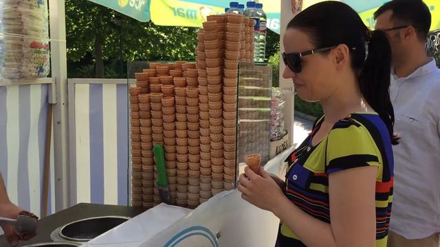 Продавец мороженного в Турции, Анкаре / Seller of ice cream in Turkey, Ankara