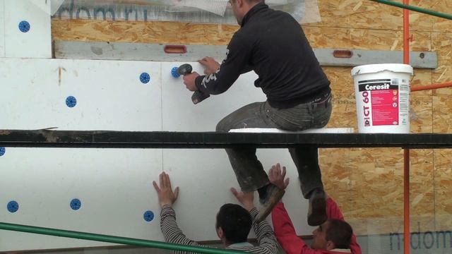 Как правильно наносится клей-пена на лист пенопласта, приклейка листов пенопласта на каркасный дом смотреть онлайн