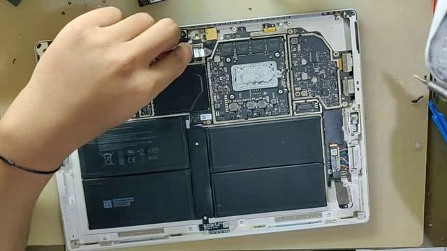Microsoft Surface Pro 5 Battery Replacement смотреть онлайн
