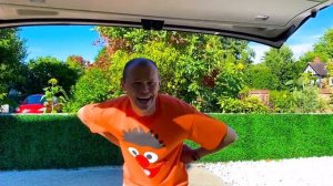 Катя и Макс играют с папой