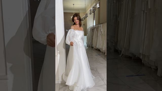 ЭФФЕКТНОЕ СВАДЕБНОЕ ПЛАТЬЕ С ОБЪЕМНЫМИ РУКАВАМИ