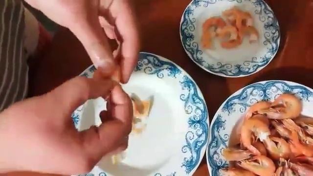 Как чистить креветки1 смотреть онлайн