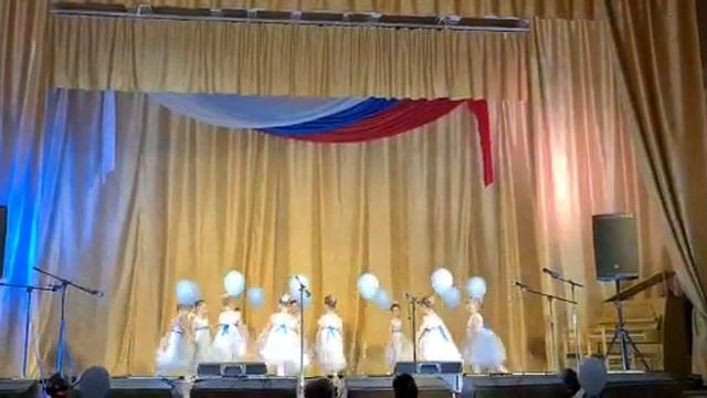 Хореографический коллектив "Ассорти" группа "Бусинки"- танец " Не уроните шарик". смотреть онлайн