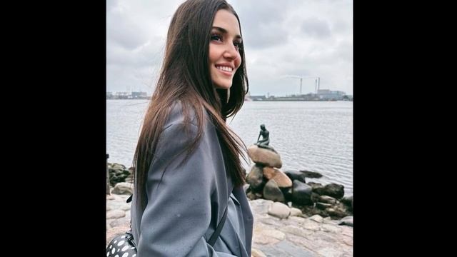Hande Erçel held Kerem Bürsin's hand on the road! смотреть онлайн