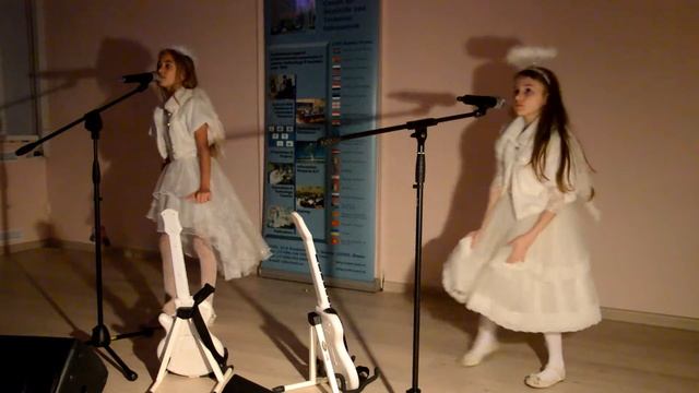 На большем воздушном шаре Лиза и Алиса 25.11.2017 Международный центр Kreative смотреть онлайн