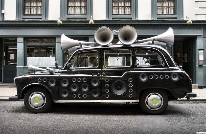 Розыгрыш, звуки авто пугают пешеходов смотреть онлайн