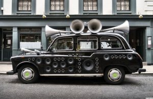 Розыгрыш, звуки авто пугают пешеходов